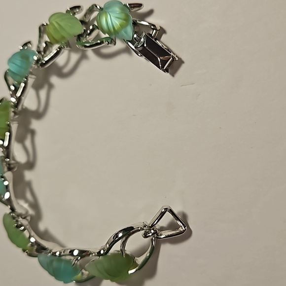 STAR Brand Grey Green Frosted Leaf Lucite & Enamel Silvertone 7" Bracelet - Picture 5 of 7